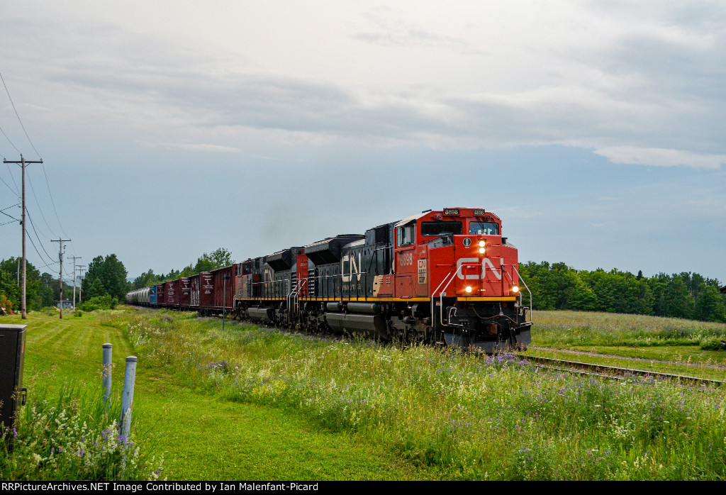 8898 leads CN 562 at Saint-Octave